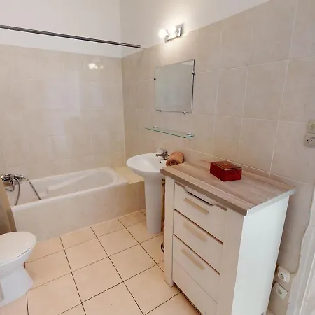 Grand 2p Face En Centre-ville Dans Un Palace Avec Parc A - Fr-1-196-318 Menton