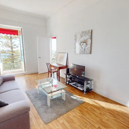 Grand 2p Face En Centre-ville Dans Un Palace Avec Parc à - Fr-1-196-318