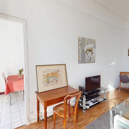 Grand 2p Face En Centre-ville Dans Un Palace Avec Parc A - Fr-1-196-318 Daire *