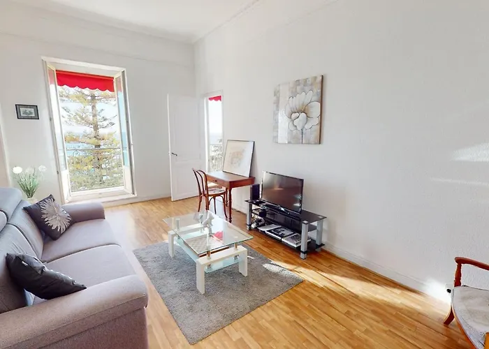 Grand 2p Face En Centre-ville Dans Un Palace Avec Parc à - Fr-1-196-318