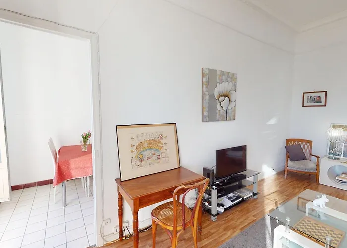 Grand 2p Face En Centre-ville Dans Un Palace Avec Parc à - Fr-1-196-318 Apartamento *