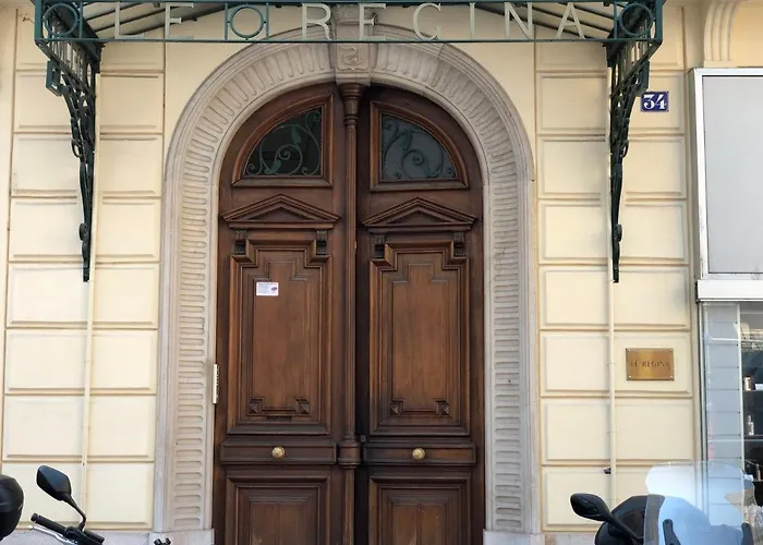 Grand 2p Face En Centre-ville Dans Un Palace Avec Parc à - Fr-1-196-318